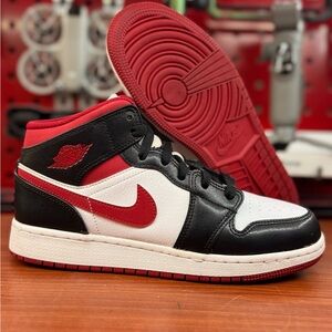 Jordan 1 Mid Gym Red Black size 6.5Y